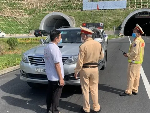 Bắt giữ ô tô không phù hiệu chở người từ Đà Nẵng về Quảng Bình